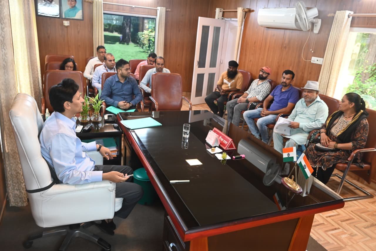 आयुक्त दीपक रावत की जनसुनवाई में सैकड़ों शिकायतों का त्वरित निस्तारण