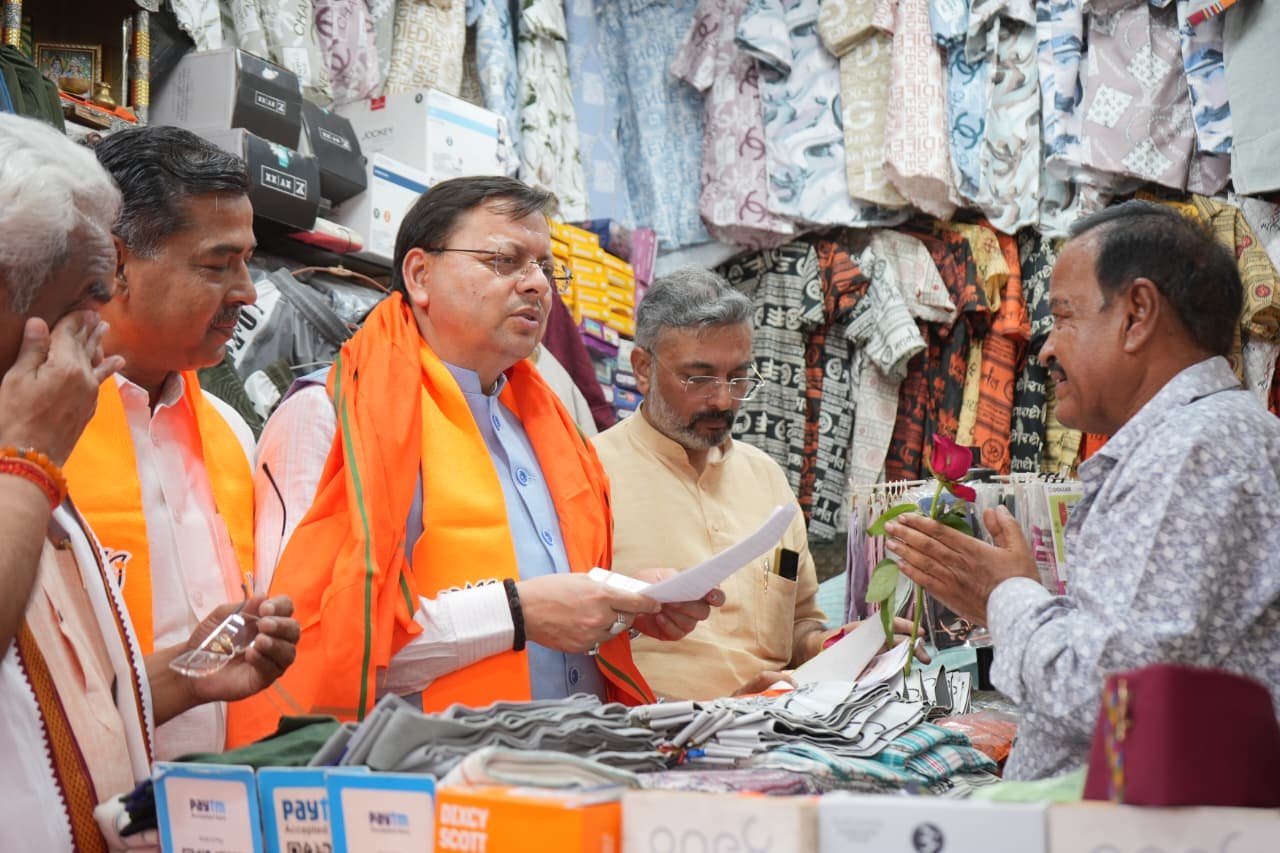 घटी जीएसटी मिला उपहार- धन्यवाद मोदी सरकार‘ जैसे बैनर लगाकर व्यापारियों ने जताया आभार।