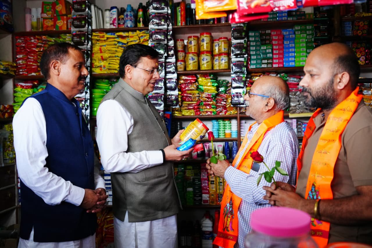 मुख्यमंत्री धामी ने कुँआवाला बाजार में चलाया स्वदेशी अपनाओ और जीएसटी नई दरों का जनजागरूकता अभियान