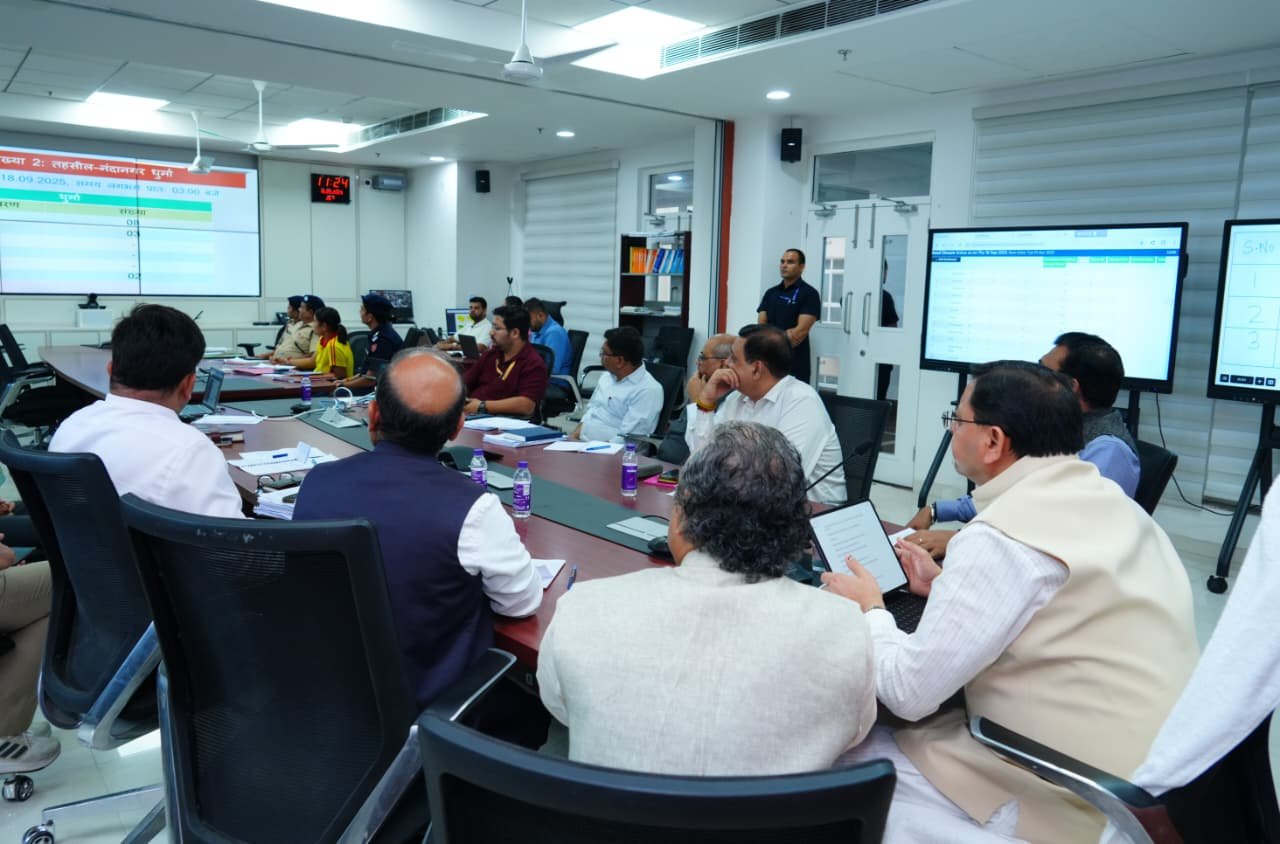 मुख्यमंत्री धामी ने आपदा परिचालन केंद्र से अतिवृष्टि प्रभावित क्षेत्रों की समीक्षा की