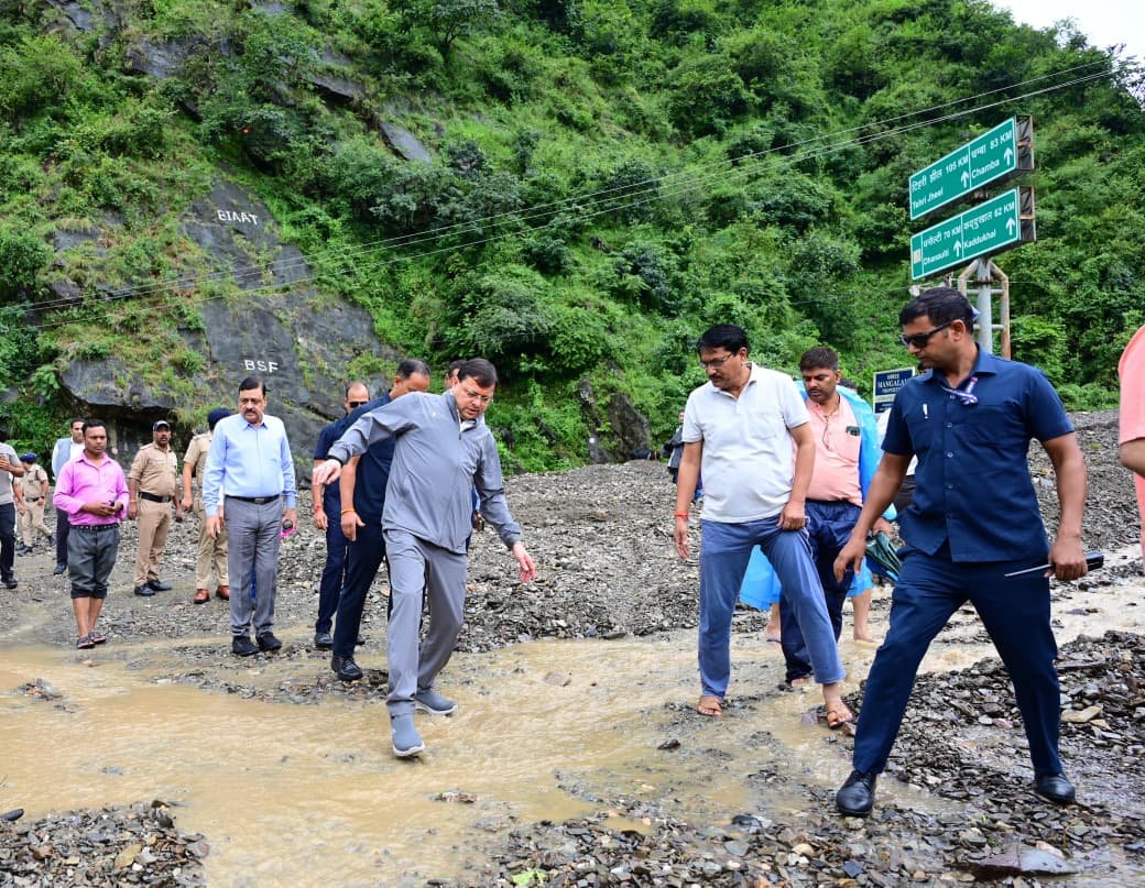 मुख्यमंत्री पुष्कर सिंह धामी ने अतिवृष्टि प्रभावित क्षेत्रों का स्थलीय निरीक्षण कर दिए त्वरित राहत के निर्देश