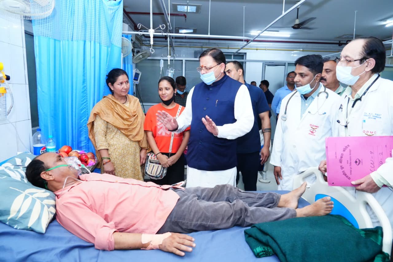 मुख्यमंत्री  पुष्कर सिंह धामी ने दून अस्पताल में भर्ती वरिष्ठ पत्रकार श्री मोहन भुलानी का हालचाल जाना।