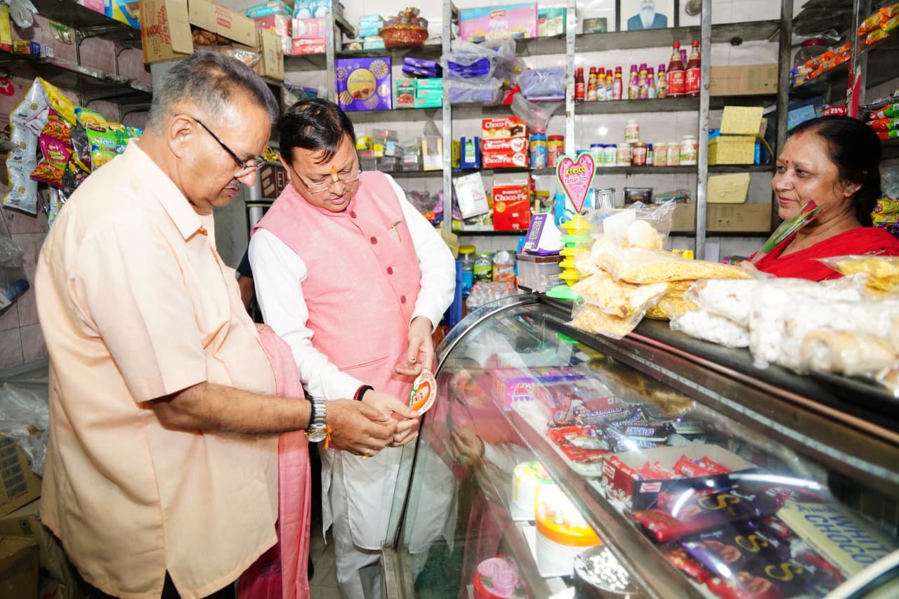 गढ़ी कैंट बाजार पहुँचे सीएम धामी, व्यापारियों से लिया GST पर फीडबैक