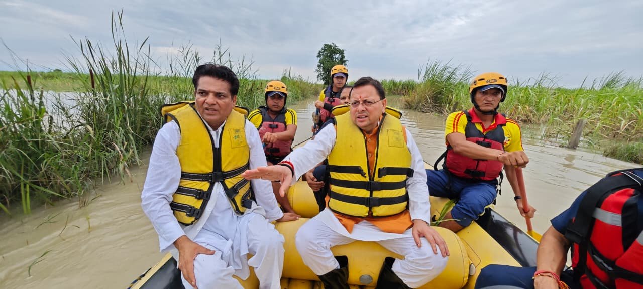 मुख्यमंत्री ने ट्रैक्टर के माध्यम से ग्रामीण और जलमग्न क्षेत्रों तक पहुँचकर स्थलीय निरीक्षण किया