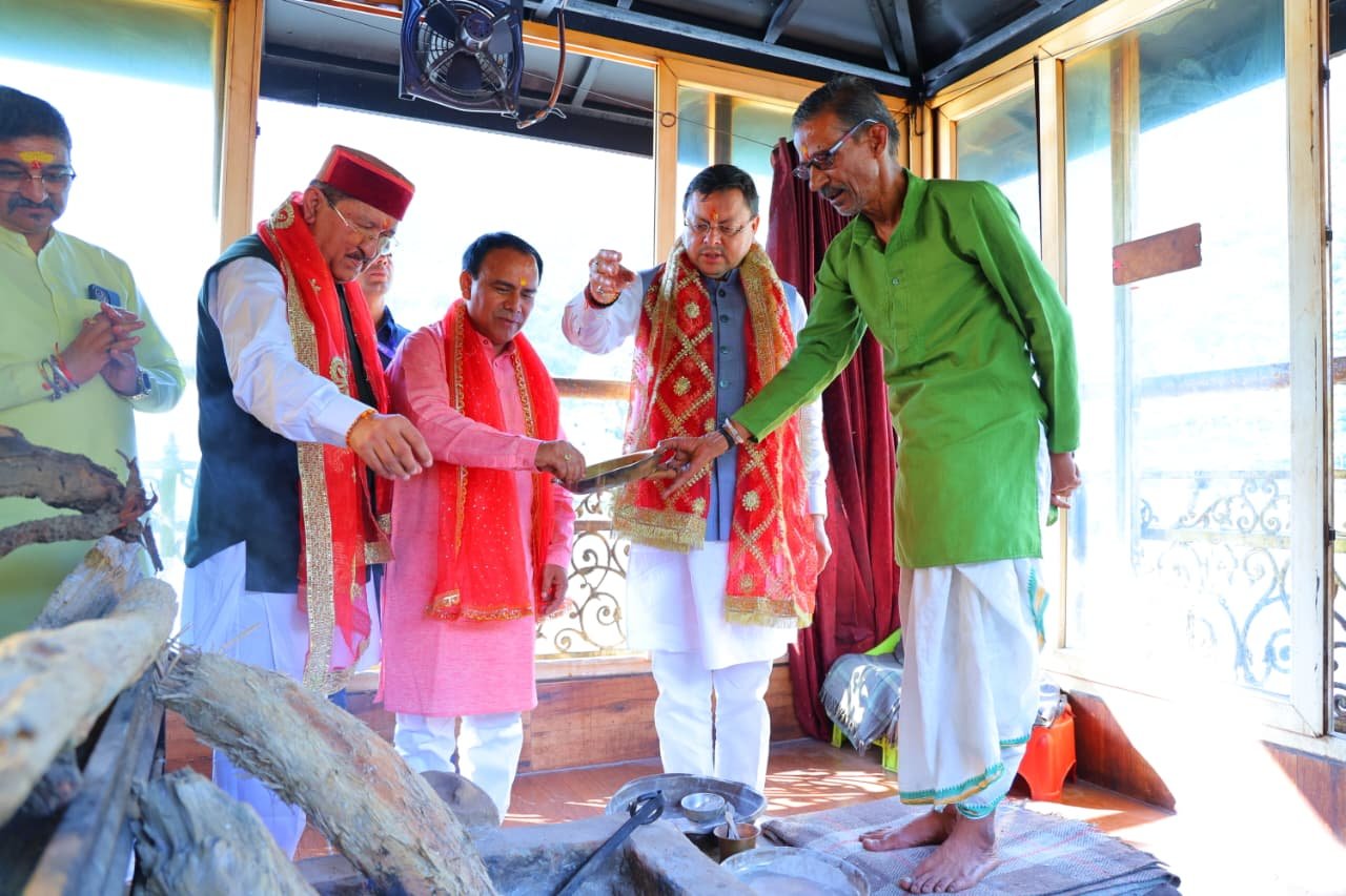 आपदा से जूझ रहे प्रदेश के लिए मां धारी देवी से आशीर्वाद लेने पहुंचे सीएम धामी, भावुक हुए श्रद्धालु
