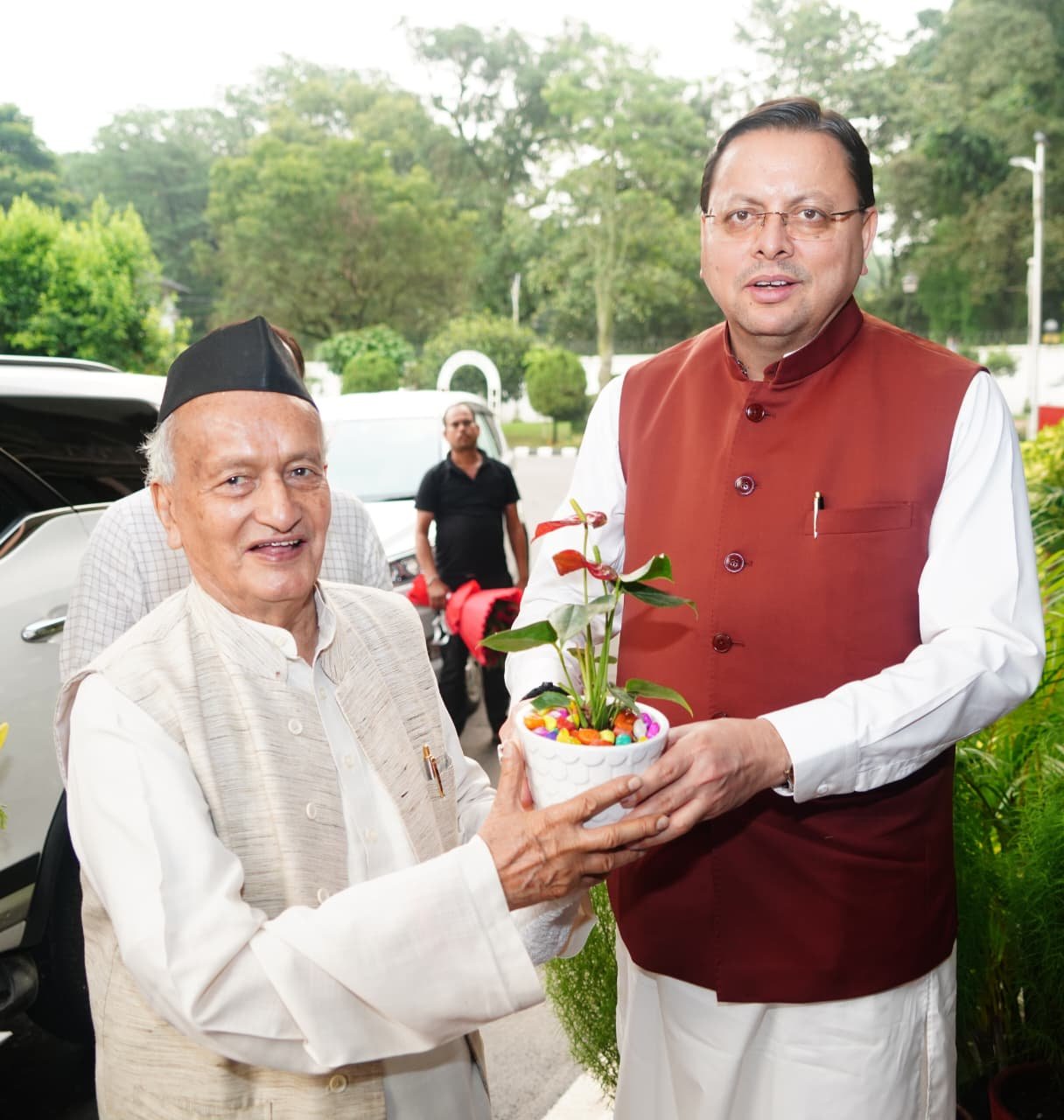भगत सिंह कोश्यारी ने मुख्यमंत्री धामी को दी दीर्घायु और जनसेवा में प्रगति की शुभकामनाएँ