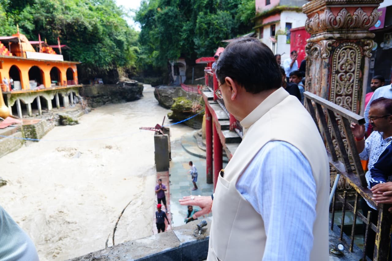 मुख्यमंत्री धामी ने टपकेश्वर महादेव मंदिर का किया निरीक्षण