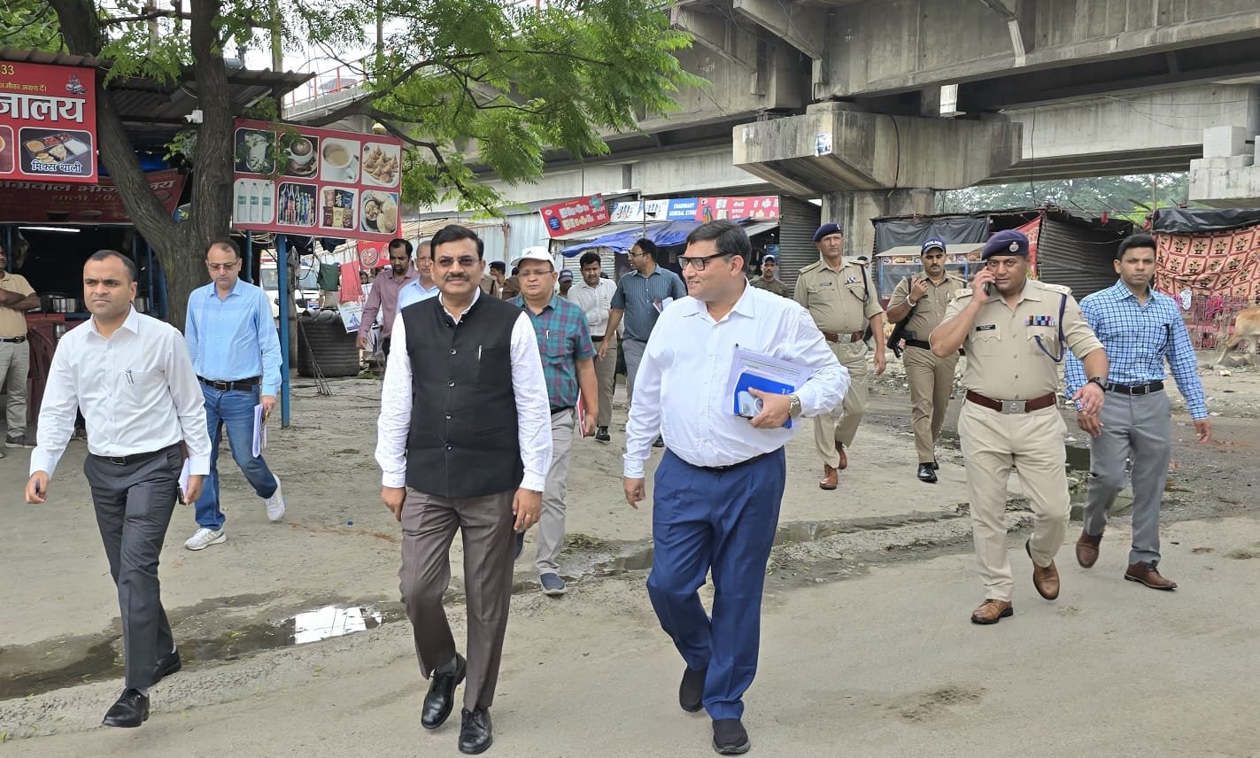2027 कुंभ मेले को दिव्य एवं भव्य ढंग से आयोजित करने के लिए किए जाने वाले निर्माण कार्यों का मुख्य सचिव आनंद बर्द्धन ने आज कुंभ मेल क्षेत्र का स्थलीय निरीक्षण किया।