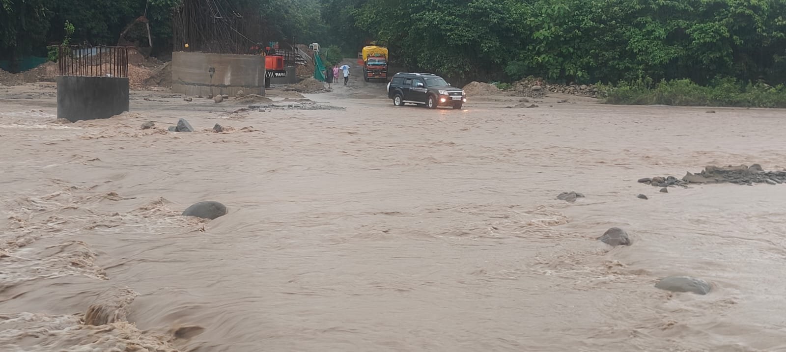 शेर नाला में जलस्तर बढ़ा, चोरगलिया–हल्द्वानी मार्ग अस्थायी रूप से बंद