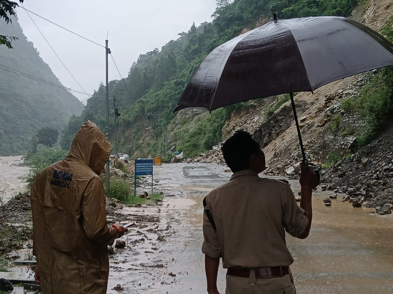 थाना भवाली क्षेत्र: सड़क पर पत्थर गिरने से यातायात प्रभावित