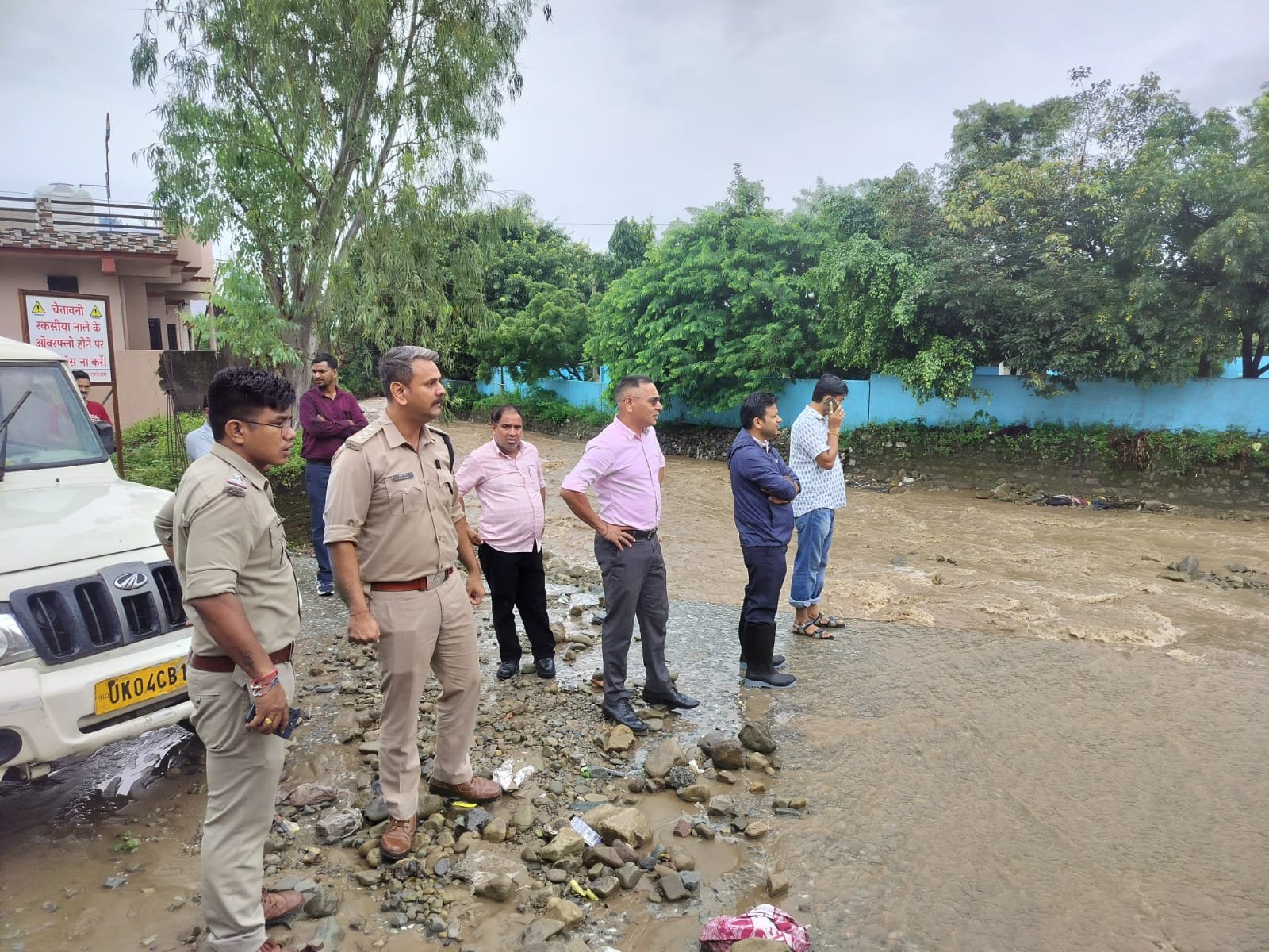 देवखड़ी हाइडिल, कलसिया गोला बैराज, रकसिया नाला व दमवाडूंगा क्षेत्र में जलस्तर बढ़ने पर पुलिस अलर्ट, सीओ सिटी मौके पर।