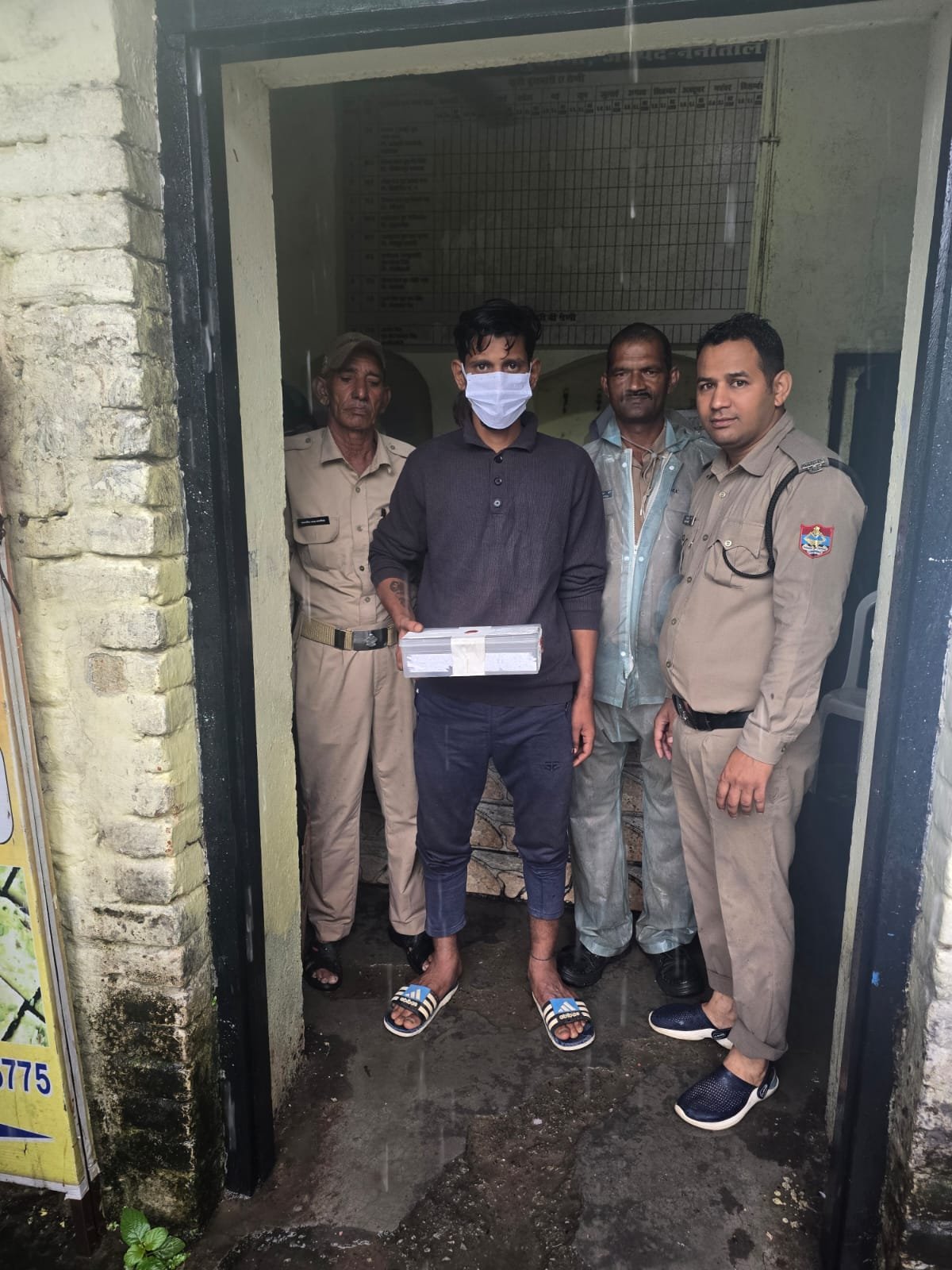 अवैध हथियार रखने वालों पर पुलिस का शिकंजा, मुखानी थाना क्षेत्र से युवक गिरफ्तार