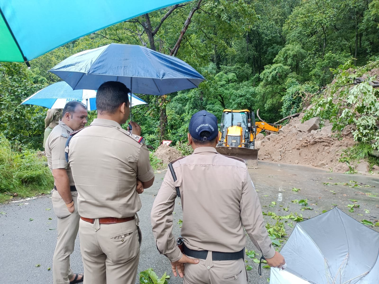 ब्रेकिंग न्यूज़ – दोगांव मार्ग पर मलबा गिरा पुलिस की मौजूदगी में मलबा हटाने का काम जारी, हालात नियंत्रण में