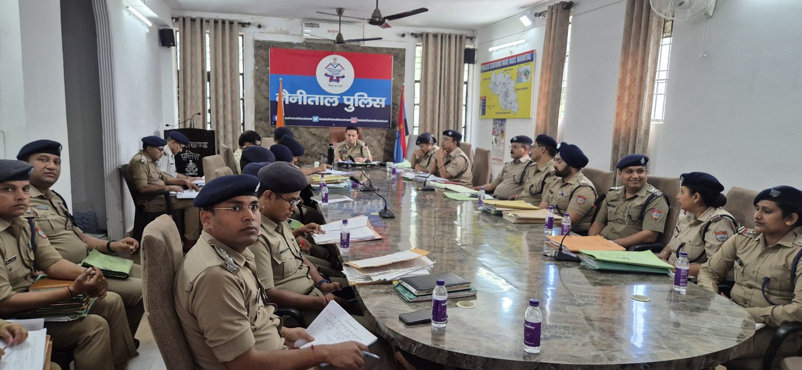 एसएसपी नैनीताल ने विवेचकों का लिया आदेश कक्ष, विवेचनाओं को लंबित रखने पर लगाई फटकार।