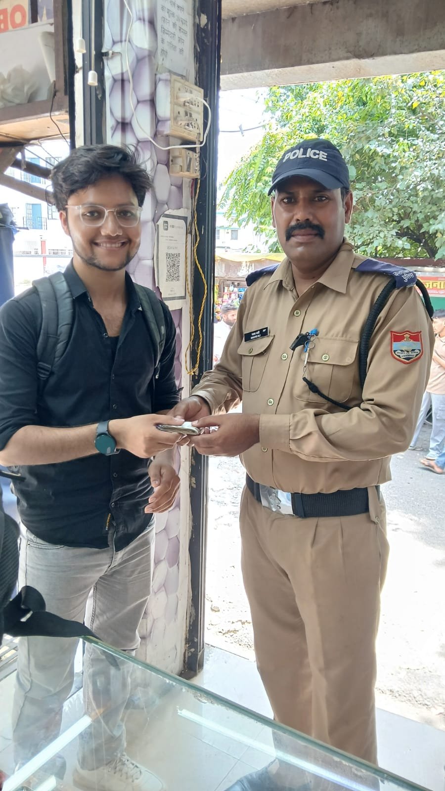 खोया बैग, मिली मुस्कान – नैनीताल पुलिस ने लौटाया यात्री का भरोसा”