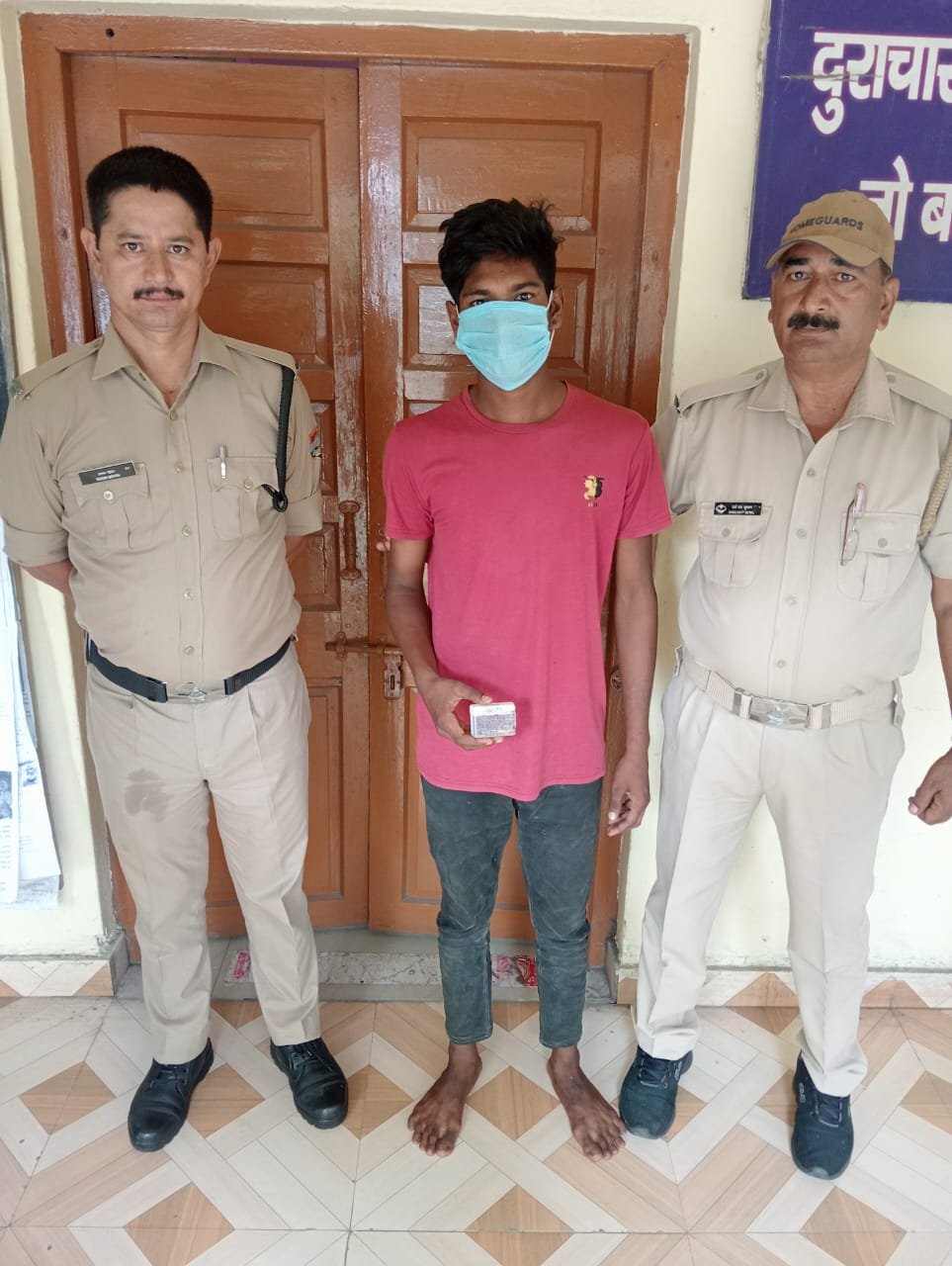 लालकुआं पुलिस की टीम ने एक झपट मार चोर को चोरी के कुंडल के साथ किया गिरफ्तार