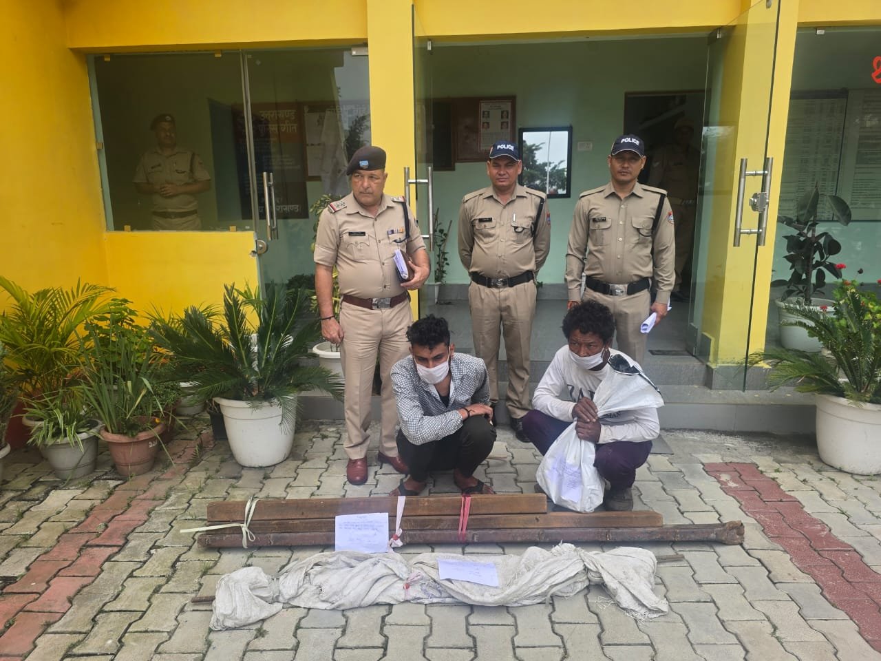 भीमताल पुलिस ने चोरी की वारदात का किया त्वरित खुलासा  चोरी का सामान शत-प्रतिशत बरामद, चोर और कबाड़ी दोनों गिरफ्तार