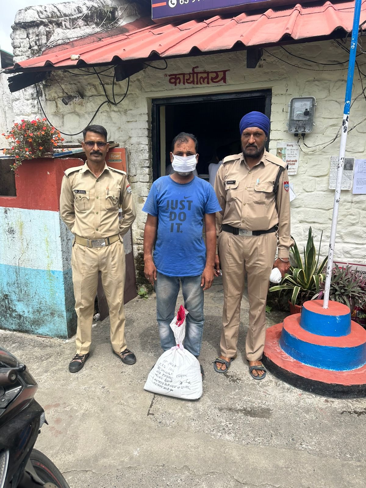 मुखानी पुलिस ने अवैध शराब के साथ एक व्यक्ति को किया गिरफ्तार।