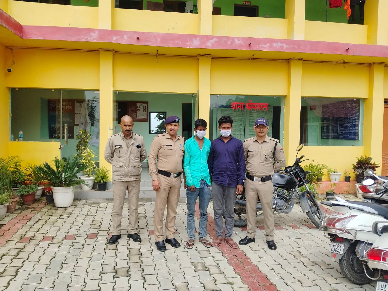 चोरी की मोटर साईकिल सहित 02 युवक गिरफ्तार*