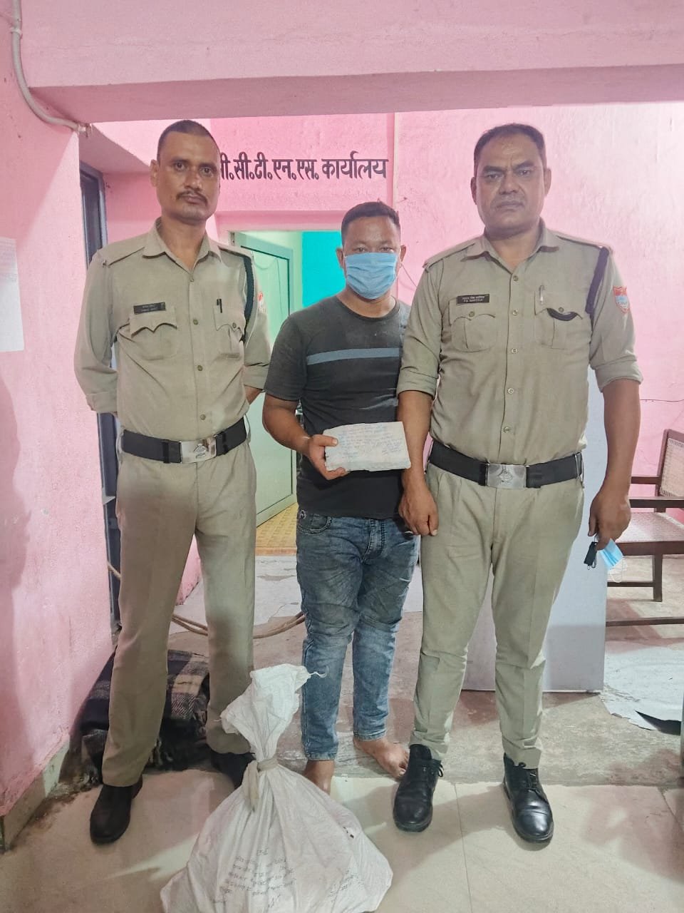 लालकुआं पुलिस की टीम ने 01 व्यक्ति को देशी शराब के साथ किया गिरफ्तार।