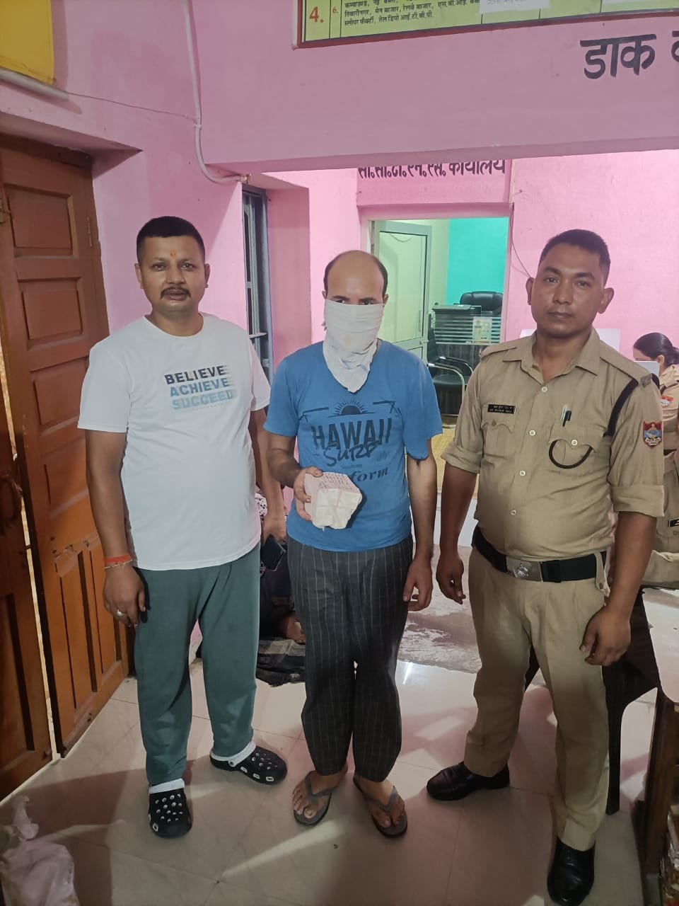 पुलिस टीम ने 02 मामलों में देशी शराब सेल्समैन सहित 02 शराब तस्कर को कुल- 175 पाउच कच्ची शराब खाम के किया गिरफ्तार*