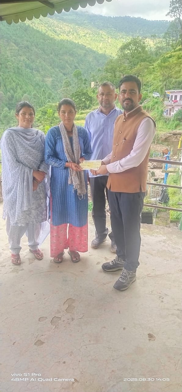 सीएम घोषणा के अनुरूप प्रभावित क्षेत्रों में वितरित किये राहत राशि के चेक।