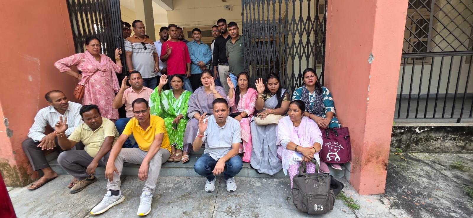 UKSSSC परीक्षा विवाद: युवाओं ने आयोग के अध्यक्ष के इस्तीफे की मांग की।