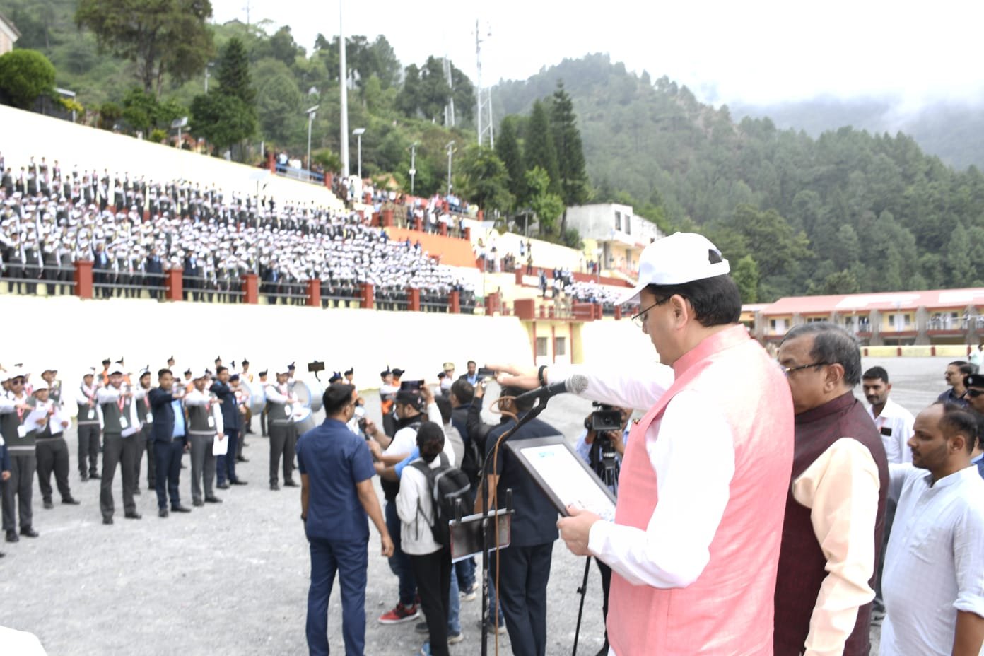 सीएम धामी ने बच्चों संग ली गंगा शपथ, कहा– जनभागीदारी से ही सफल होगा स्वच्छता अभियान