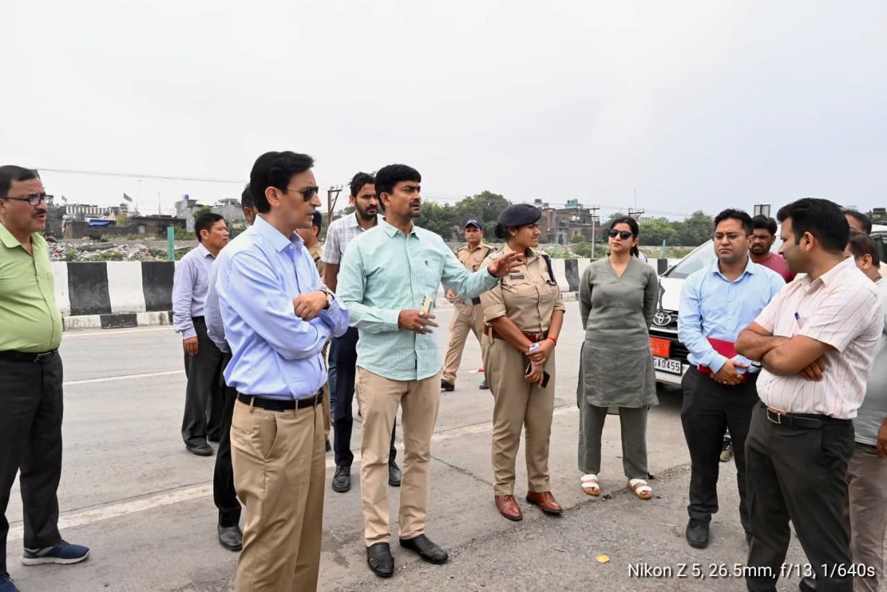 आयुक्त दीपक रावत ने गौलापार हैलीपैड और ट्रेंचिंग ग्राउंड का किया निरीक्षण, दी कई सख्त हिदायतें
