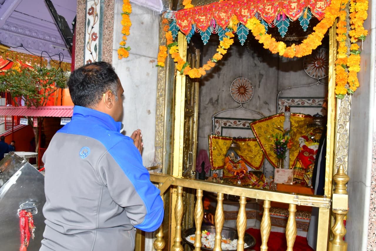 डॉ. मंजूनाथ टी.सी. ने संभाली नैनीताल की कमान, मां नैना देवी के चरणों में लिया आशीर्वाद।