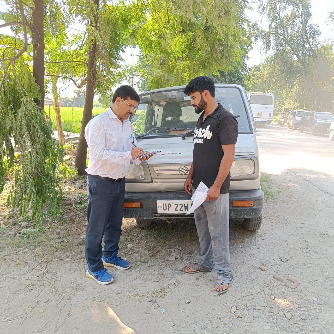 त्योहारों से पहले खाद्य विभाग की सख्ती — हलदुआ चेकपोस्ट पर दर्जनों वाहनों की जांच, लिए गए 6 नमूने