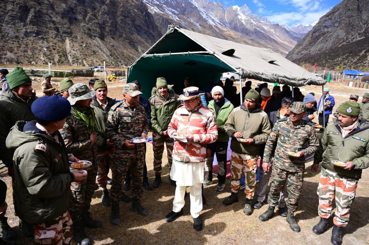 सीमांत गांव मिलम पहुंचे मुख्यमंत्री धामी, ITBP जवानों से की मुलाकात