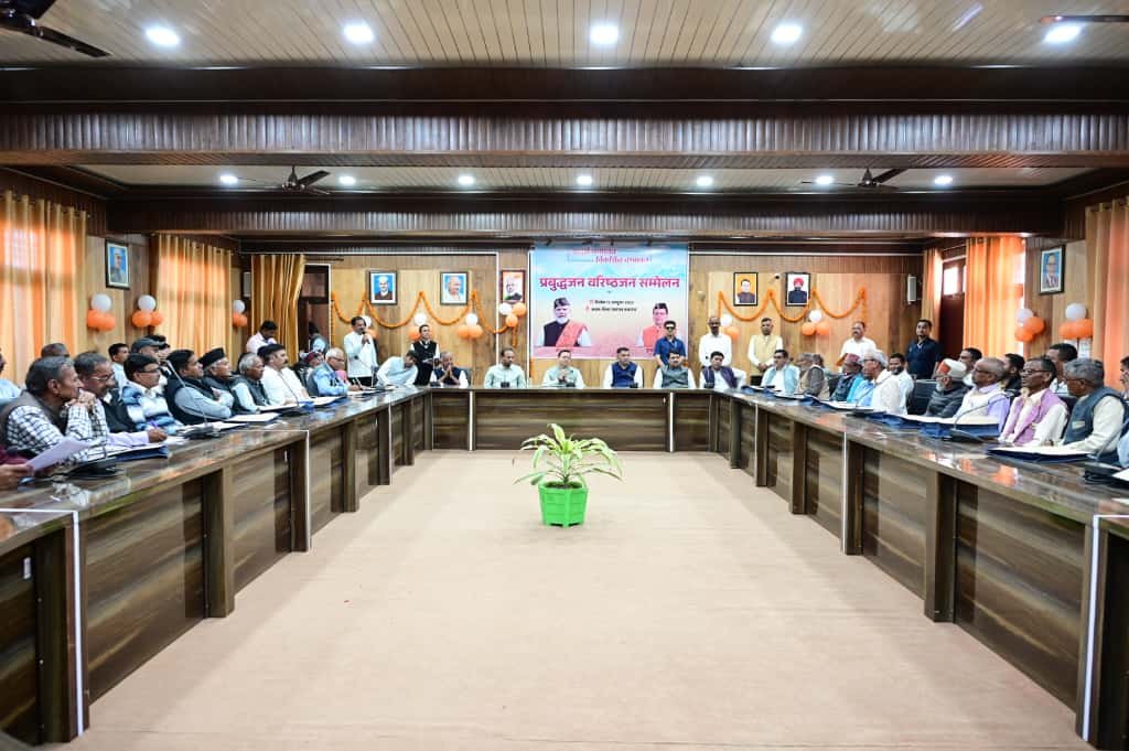 मुख्यमंत्री धामी ने वरिष्ठ नागरिकों के साथ संवाद किया, चंपावत में विकास कार्यों की प्रगति की जानकारी दी