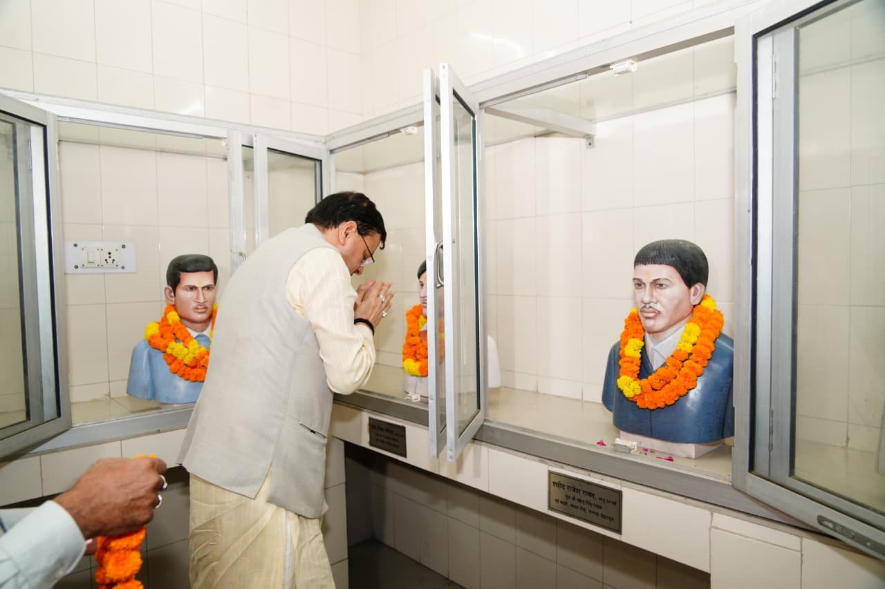 मुख्यमंत्री पुष्कर सिंह धामी ने राज्य आंदोलनकारी शहीदों को दी श्रद्धांजलि