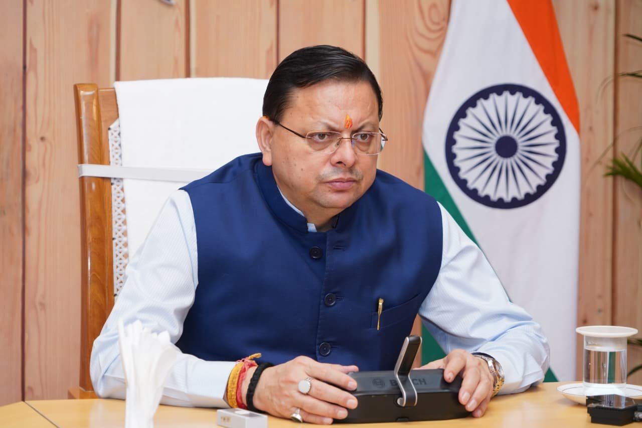 “धामी सरकार एक्शन में — प्रदेश की सड़कों को गड्ढामुक्त बनाने के निर्देश”