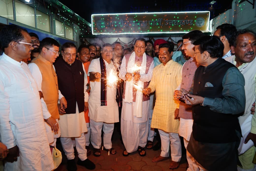 मुख्यमंत्री पुष्कर सिंह धामी भाजपा प्रदेश कार्यालय देहरादून में आयोजित दीपावली मिलन समारोह में हुए शामिल