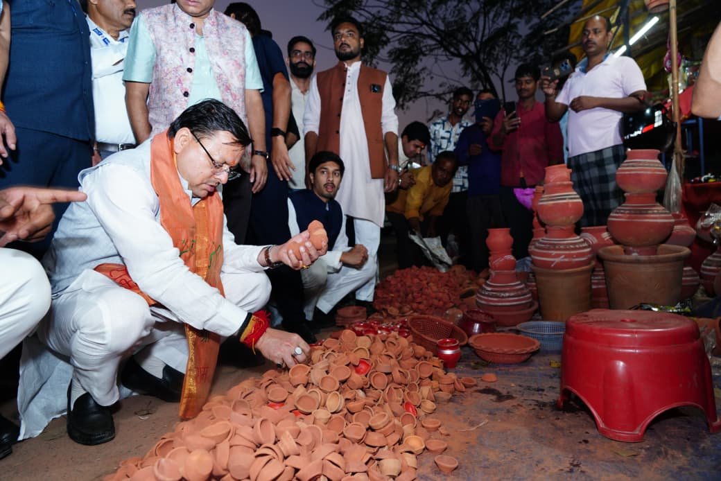 सच्ची दीपावली है, स्वदेशी अपनाएं – आत्मनिर्भर भारत बनाएं”।