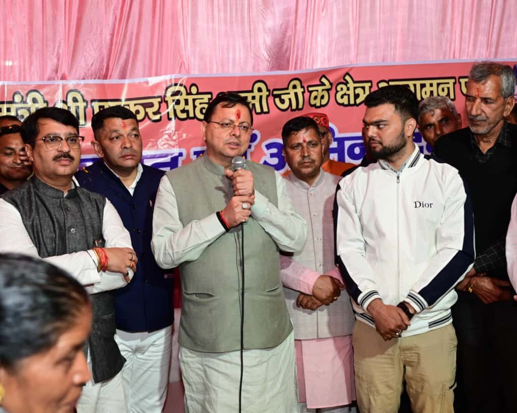 मुख्यमंत्री पुष्कर सिंह धामी ने खटीमा में की स्वदेशी दीयों की खरीद — प्रदेशवासियों से ‘स्वदेशी अपनाओ’ अभियान को जन-आंदोलन बनाने की अपील