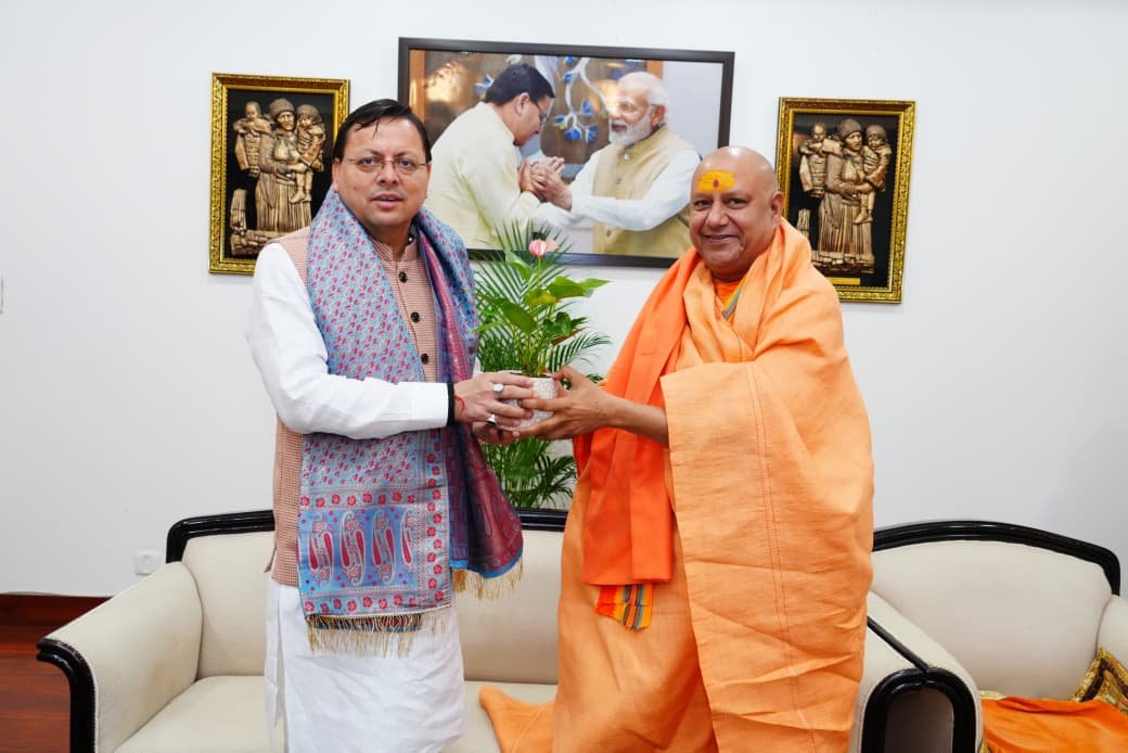 मुख्यमंत्री पुष्कर सिंह धामी से मिले स्वामी यतीन्द्रानंद गिरि, आध्यात्मिक व राष्ट्रहित विषयों पर हुई चर्चा