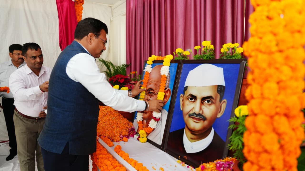 गांधी-शास्त्री जयंती पर सचिवालय में अधिकारी-कर्मचारियों ने अर्पित की श्रद्धांजलि
