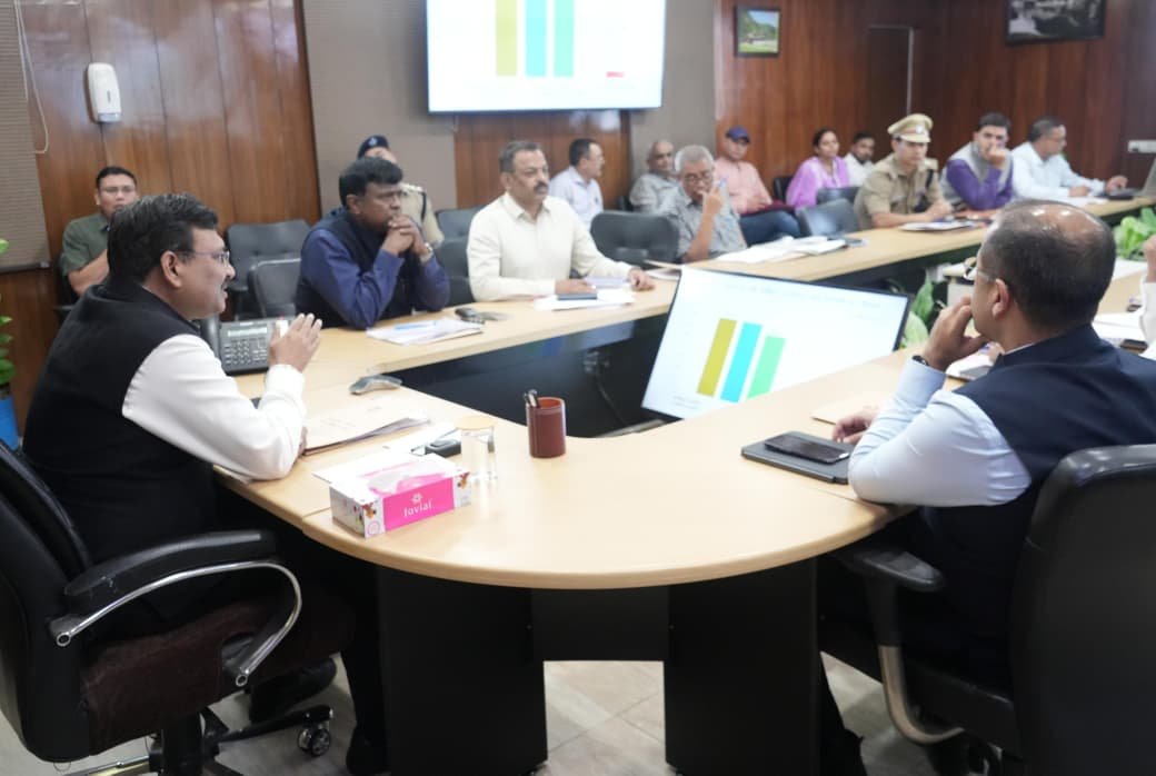 मुख्य सचिव आनंद बर्द्धन की अध्यक्षता में राज्य सडक सुरक्षा कोष प्रबंध समिति की समीक्षा बैठक आयोजित की गयी।