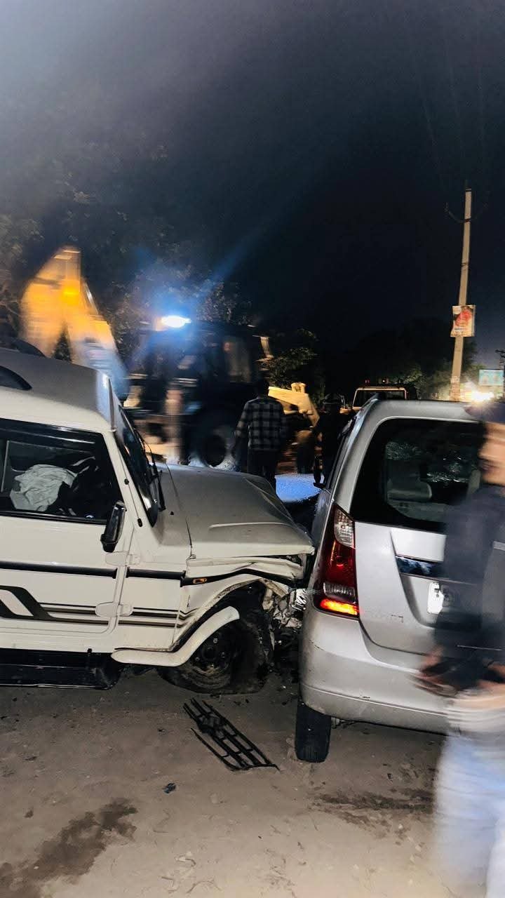 पीरुमदारा में दर्दनाक सड़क हादसा, बोलेरो और कार की जबरदस्त टक्कर में कार सवार गंभीर घायल