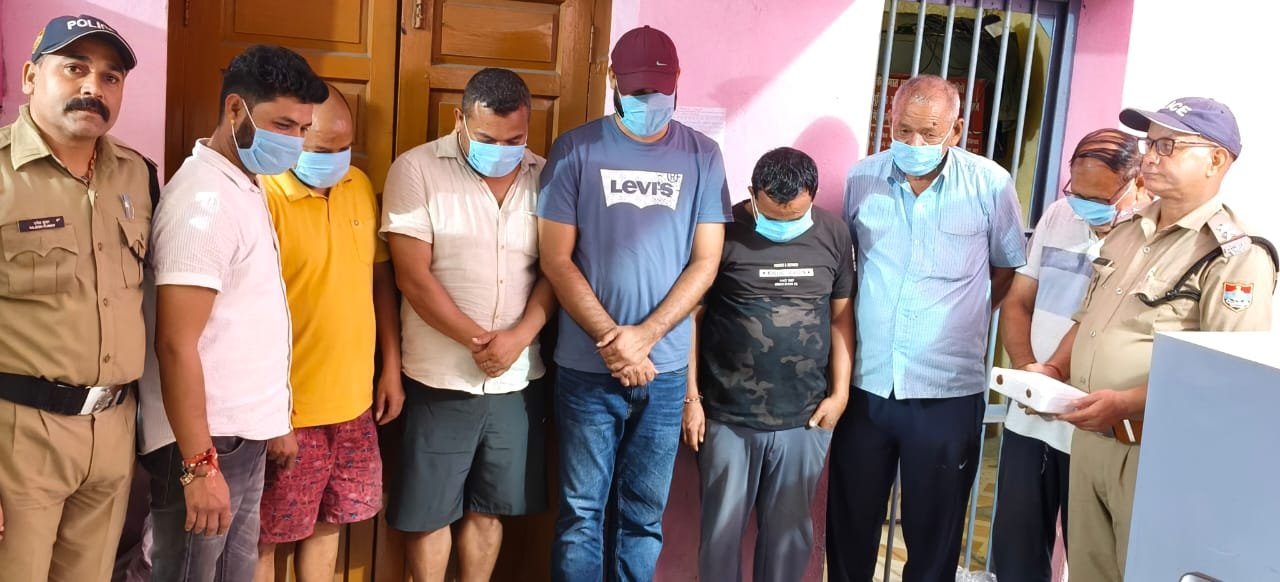नैनीताल SSP प्रहलाद मीणा के कड़े निर्देशों असर, जुए के अड्डे पर सर्जिकल स्ट्राइक, 12 जुआरी गिरफ्तार, ₹6.67 लाख से अधिक नगद बरामद