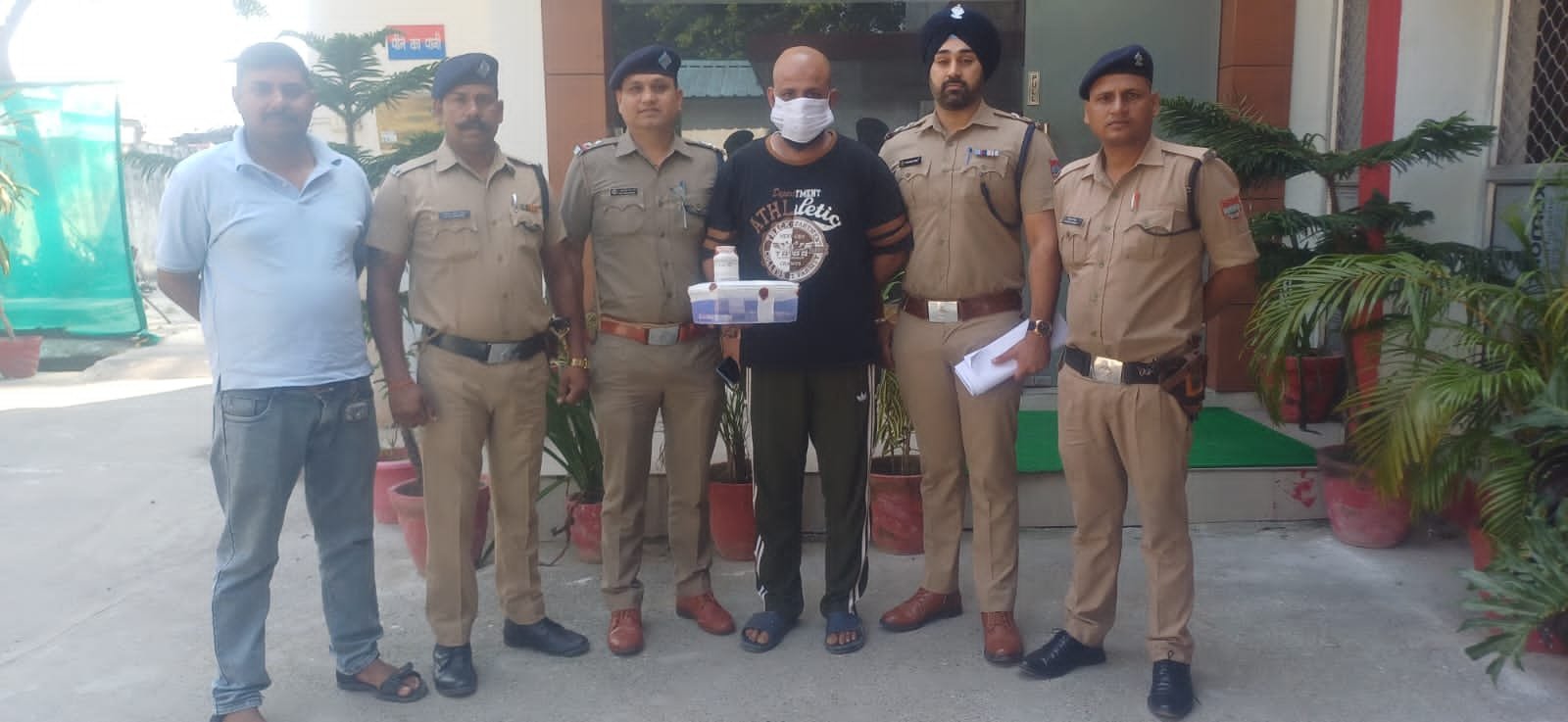 देशी शराब की कैंटीन में फायरिंग करने वाला आरोपी चढ़ा पुलिस के हत्थे।