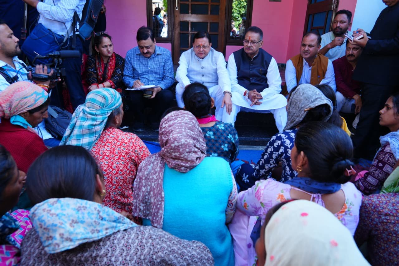 मुख्यमंत्री धामी ने आपदा प्रभावितों संग मनाई दीपावली, कहा— सरकार हर पीड़ित के साथ खड़ी है।