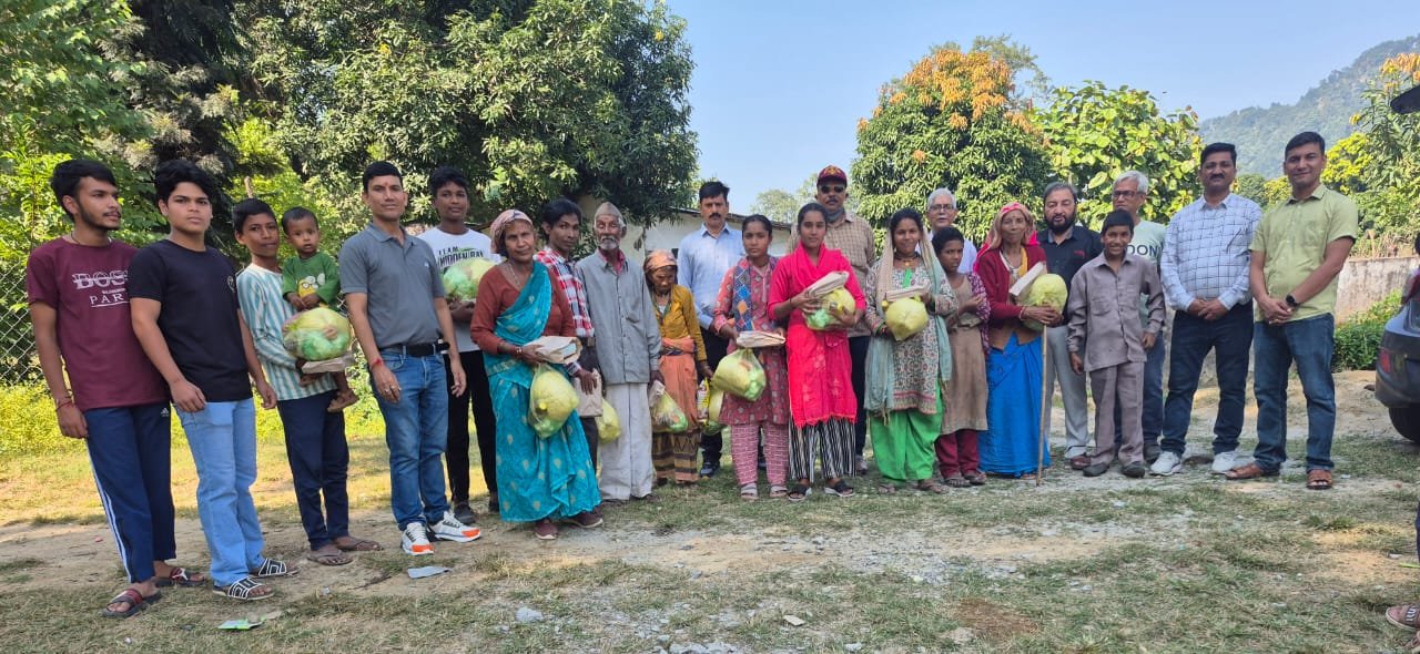 राजकीय इंटर कॉलेज ढिकुली की अनूठी पहल — जरूरतमंद परिवारों संग मनाई खुशियों की दीपावली