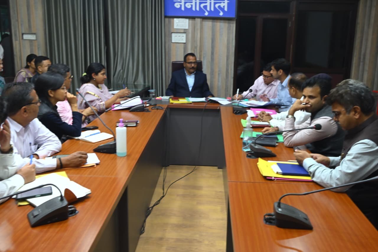 खनन प्रभावित क्षेत्रों में शिक्षा, स्वास्थ्य व रोजगार पर हो जोर — जिलाधिकारी