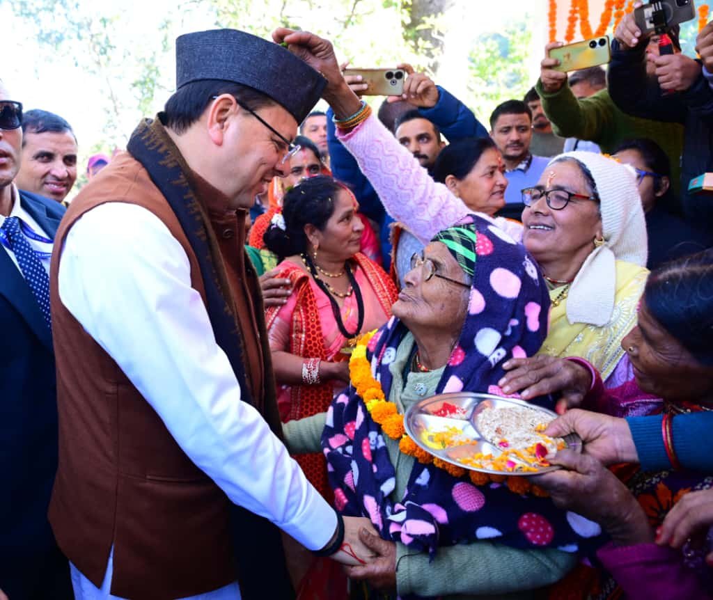 पिथौरागढ़ के पैतृक गांव में उमड़ा भावनाओं का सैलाब, मां के साथ पहुंचे सीएम धामी