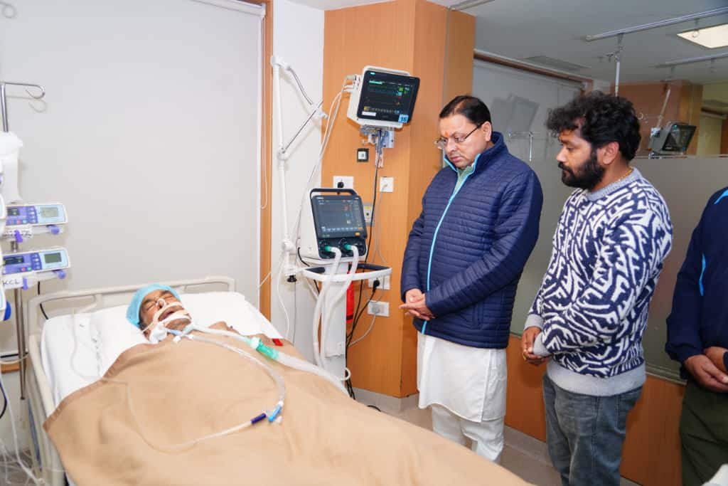 मुख्यमंत्री श्री पुष्कर सिंह धामी ने मैक्स हॉस्पिटल में उपचाराधीन श्री हिम्मत सिंह (पिता-  लोकगायक गोविंद दिगारी) से की मुलाकात