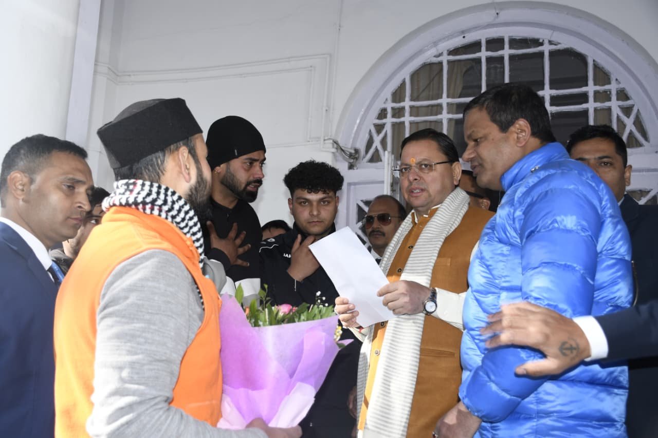नैनीताल दौरे में मुख्यमंत्री धामी से मिली जनता, सड़क स्वीकृति पर ग्राम सौड़ के प्रतिनिधियों ने धन्यवाद दिया